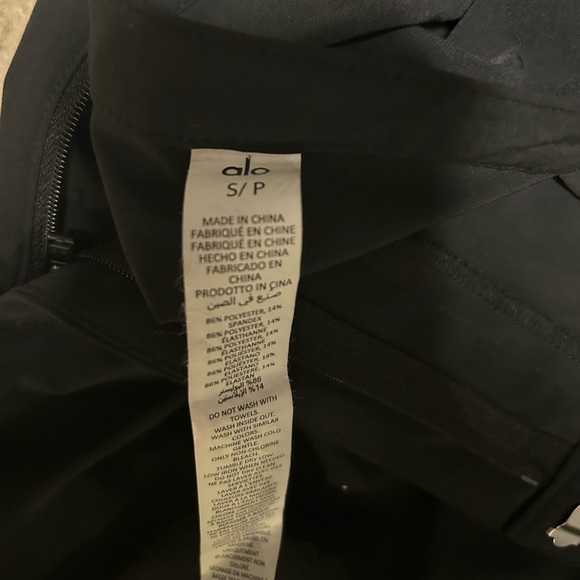 Alo yoga mid-rise showdown trouser in black - Picture 7 of 7